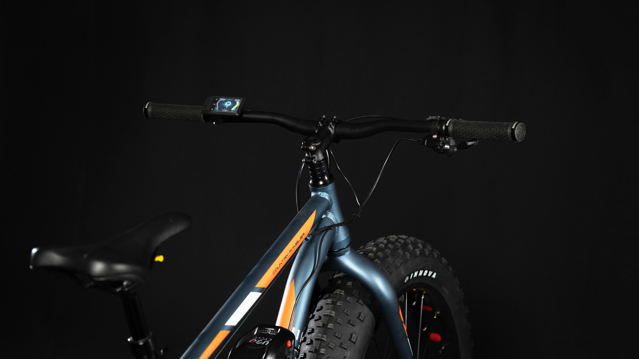 Fat Bike-UGO Cycle Momentum-3-4-Fond noir